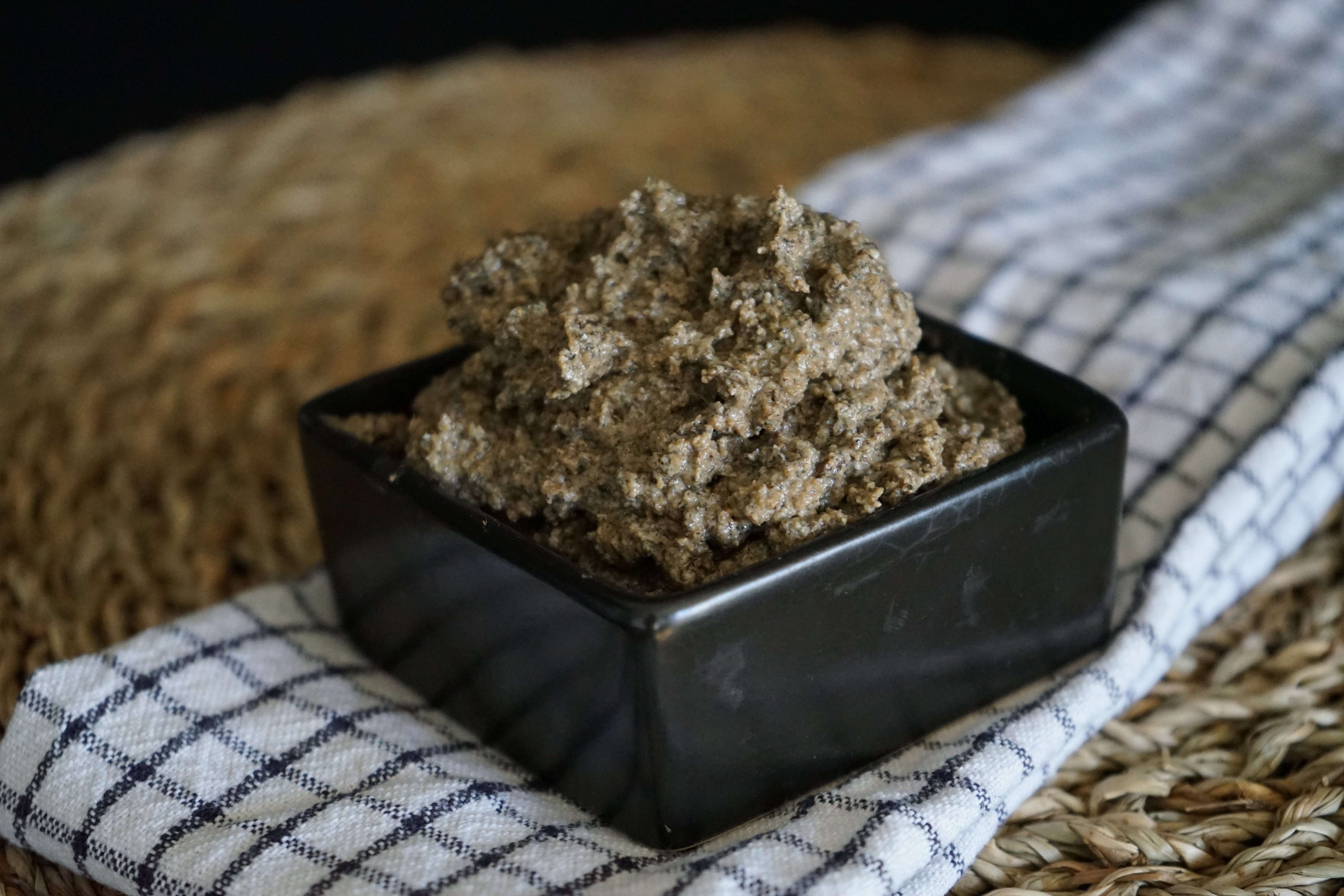 Grüne Kokos-Paste - Das Energie-Topping fürs Hundefutter